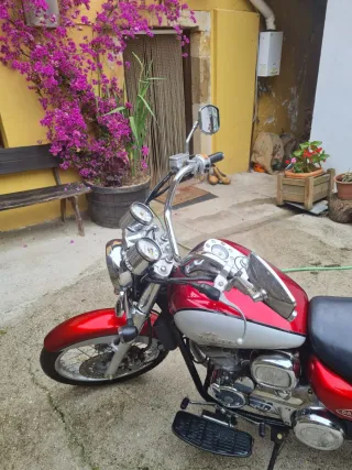 Moto Daelim Cruiser Roja y Plata