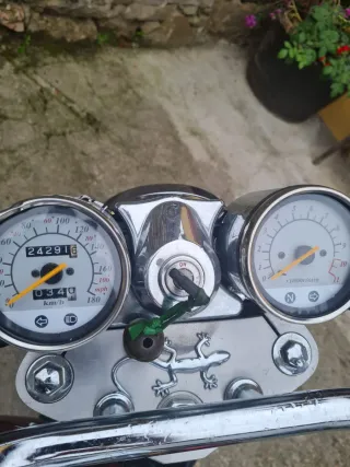 Moto Daelim Cruiser Roja y Plata