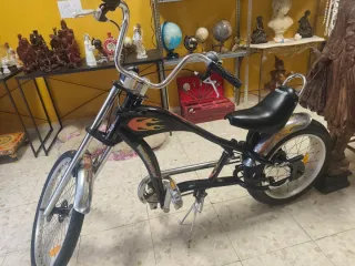 Bicicleta Chopper Negra con Llamas
