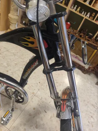 Bicicleta Chopper Negra con Llamas