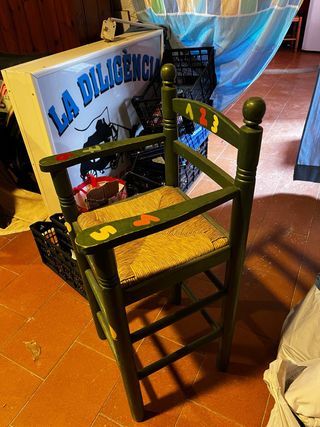 Trona de madera con números pintados