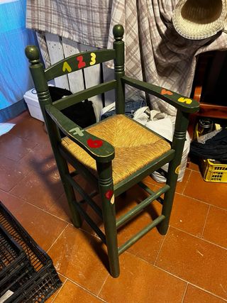 Trona de madera con números pintados