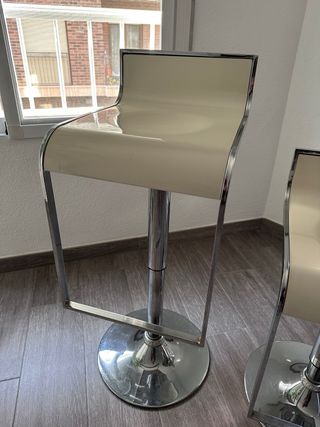 TABURETES REGULABLES PLATEADOS Y BLANCOS