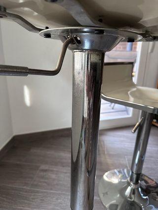 TABURETES REGULABLES PLATEADOS Y BLANCOS