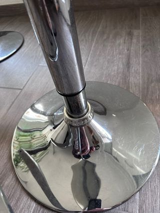 TABURETES REGULABLES PLATEADOS Y BLANCOS