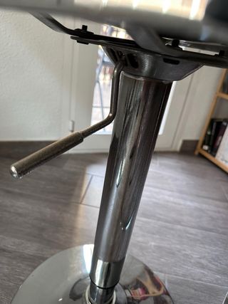 TABURETES REGULABLES PLATEADOS Y BLANCOS