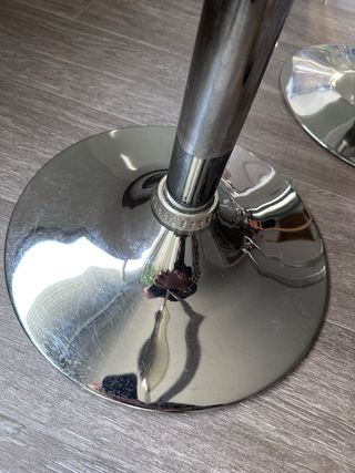 TABURETES REGULABLES PLATEADOS Y BLANCOS