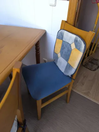 Mesa de comedor con 4 sillas