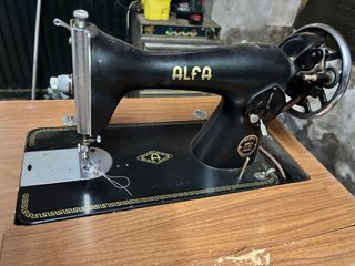Máquina de coser Alfa antigua