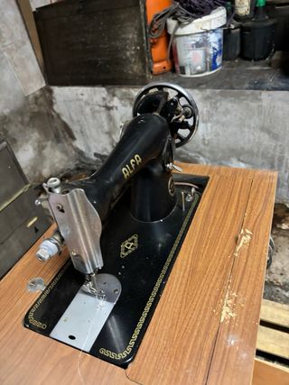Máquina de coser Alfa antigua