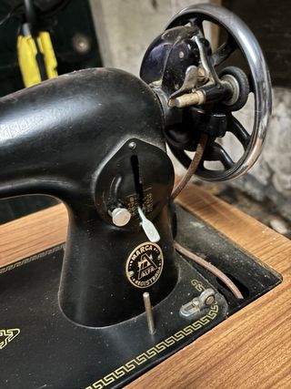 Máquina de coser Alfa antigua