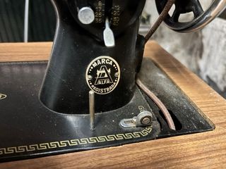 Máquina de coser Alfa antigua