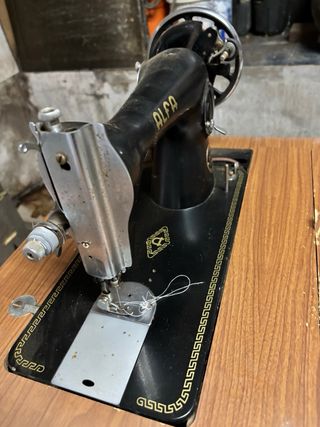 Máquina de coser Alfa antigua