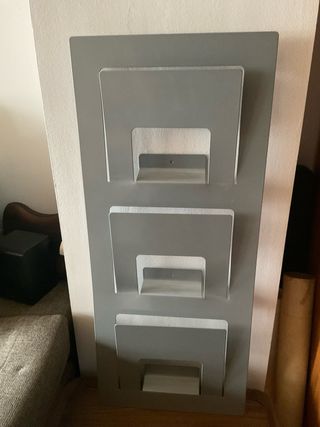 Revistero pared IKEA SKRISSEL gris