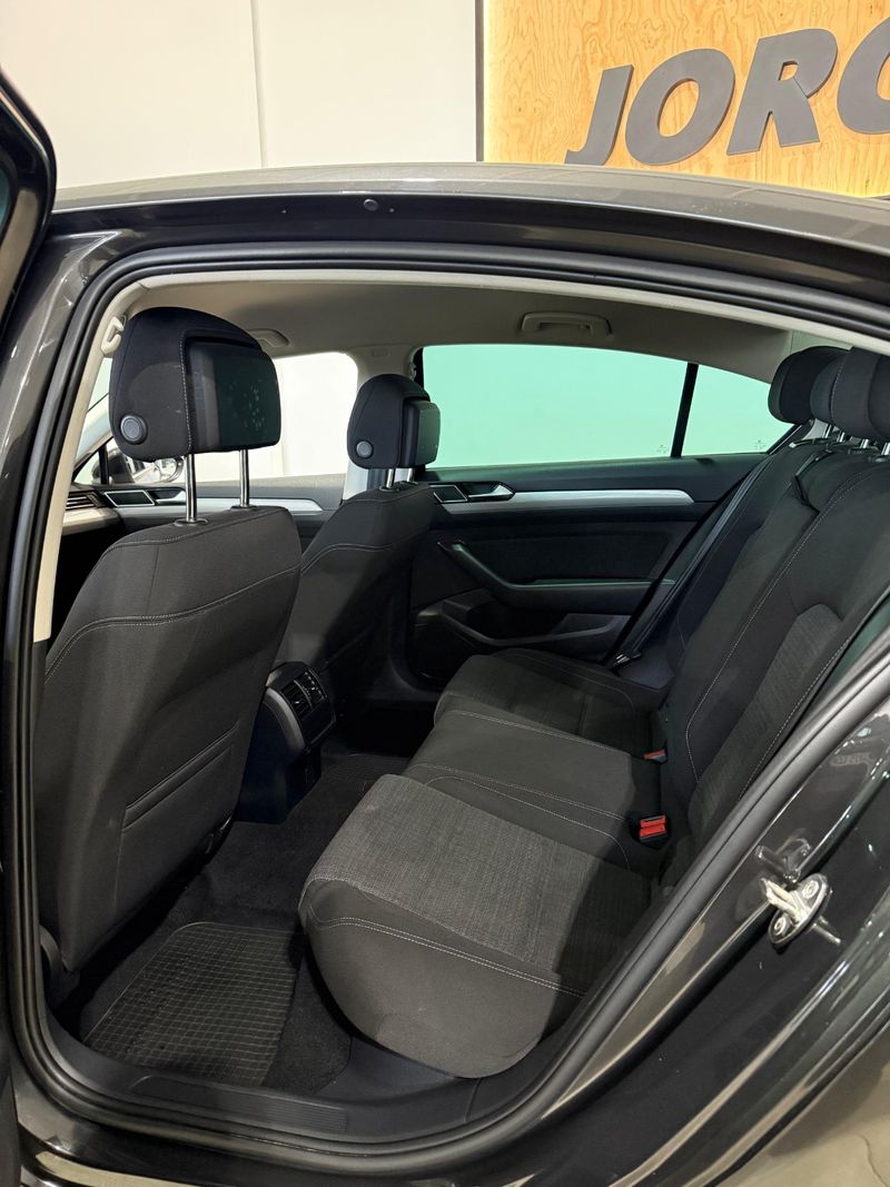 Volkswagen Passat Variant Executive 2.0 TDI 2022, foto 13