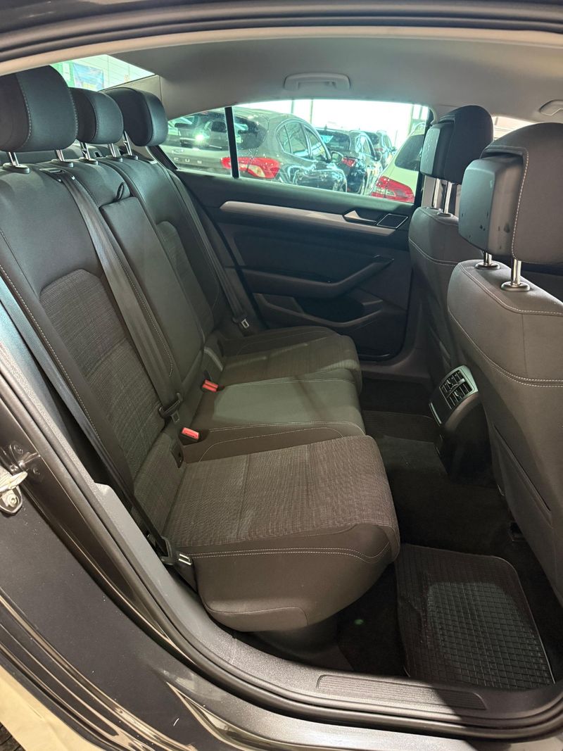 Volkswagen Passat Variant Executive 2.0 TDI 2022, foto 16