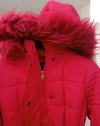 Abrigo rojo con capucha y pelo interior