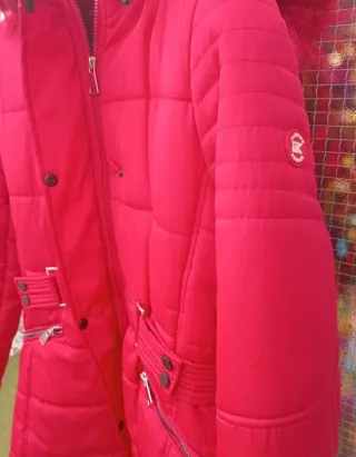 Abrigo rojo con capucha y pelo interior