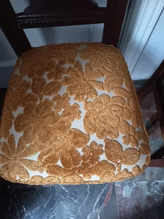 Conjunto Isabelino Madera Tapizado y cuatro sillas