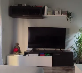 Mueble de salón gris y blanco