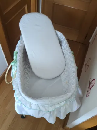 Minicuna de palma/mimbre con ruedas.