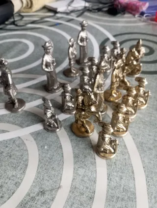 Figuras de ajedrez de latón