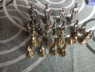 Figuras de ajedrez de latón