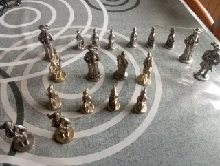 Figuras de ajedrez de latón