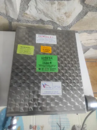 Desinfectador de cuchillos por agua caliente