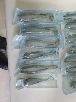 Pinzas dentales estériles (varias)