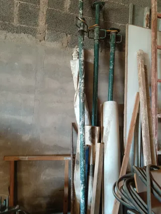 Tres puntales de obra metálicos