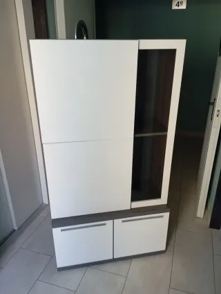 Mueble de salón blanco y madera