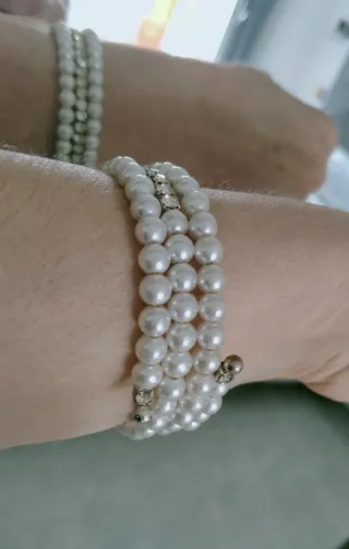 Pulsera de perlas blancas