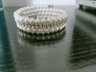 Pulsera de perlas blancas