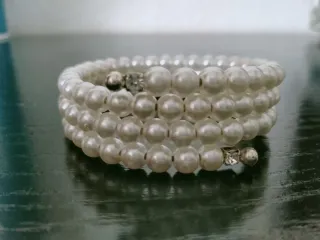 Pulsera de perlas blancas