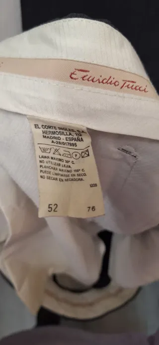 Pantalón de vestir gris oscuro para hombre.