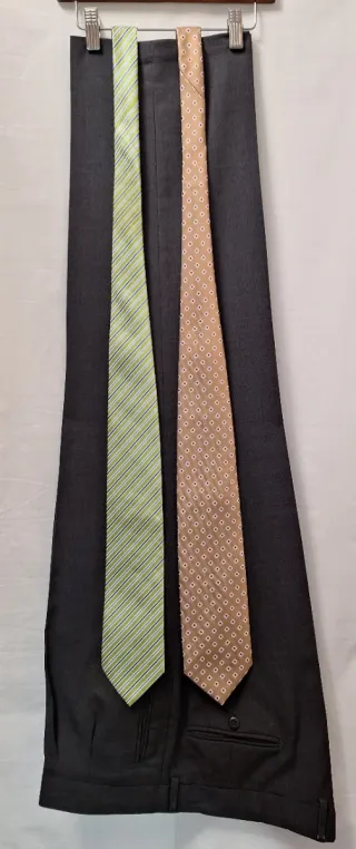 Pantalón de vestir gris oscuro para hombre.