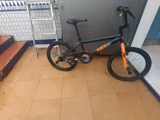 Bicicleta BMX Naranja y Negra