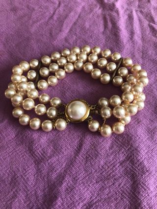 Pulsera perlas tres vueltas cierre dorado