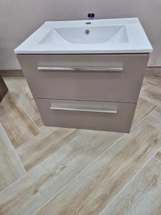 Mueble de baño con lavabo blanco
