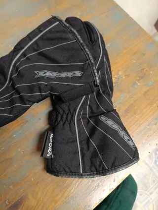 Guantes de moto DMP negros.