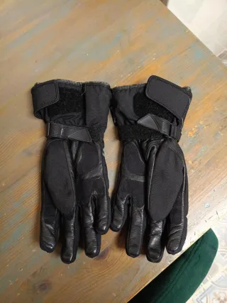 Guantes de moto DMP negros.