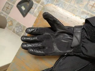 Guantes de moto DMP negros.