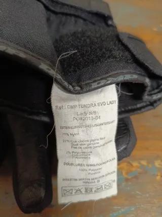 Guantes de moto DMP negros.