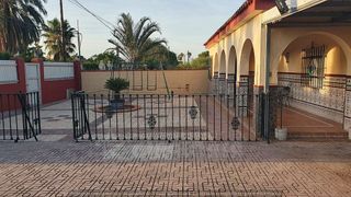 Chalet en venta en Carmona