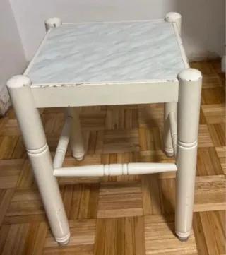 Taburetes de madera y mármol