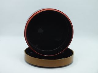 Scatola cilindrica giapponese in legno laccato