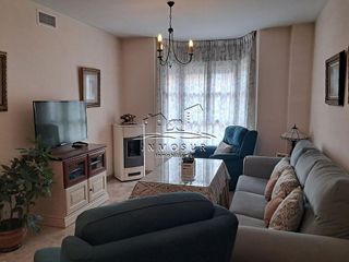 Casa adosada en venta en Lucena