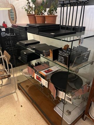 Estantería de cristal y madera