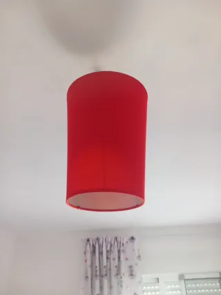 Lámpara de techo roja de tela